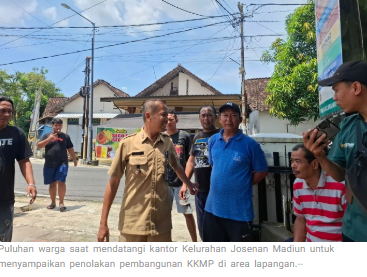 Puluhan Warga Geruduk Kantor Kelurahan Josenan Madiun Tolak Pembangunan KKMP di Lapangan