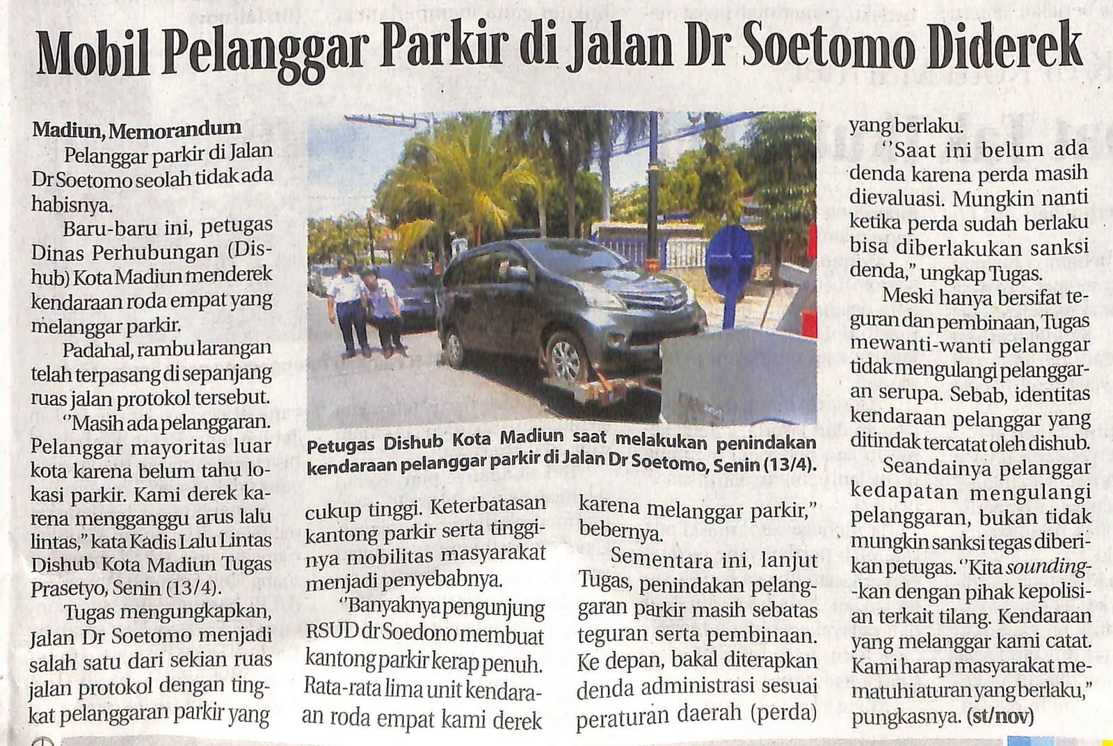 Mobil Pelanggar Parkir di Jalan Dr Soetomo Diderek