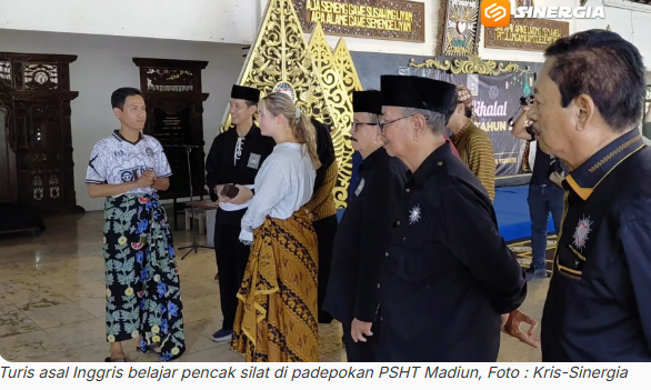 Wisatawan Inggris Kunjungi Padepokan PSHT Pusat Madiun, Kenali Pencak Silat dan Budaya Lokal