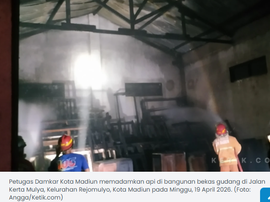 Sebuah Bangunan Bekas Gudang di Kota Madiun Dilahap Si Jago Merah