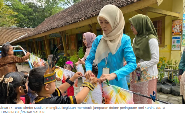 Hari Kartini di Madiun, Perhutani Ajak Siswa TK Membatik Jumputan