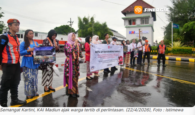 Berkebaya Peringati Hari Kartini, KAI Daop 7 Madiun Gelar Sosialisasi Keselamatan di Perlintasan Sebidang