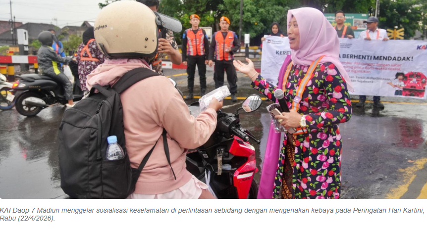 Peringati Hari Kartini, KAI Daop 7 Madiun Sosialisasikan Keselamatan di Perlintasan dengan Berkebaya