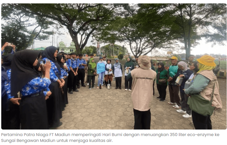 Peringati Hari Bumi, Pertamina Patra Niaga Tuang 350 Liter Eco-Enzyme ke Bengawan Madiun