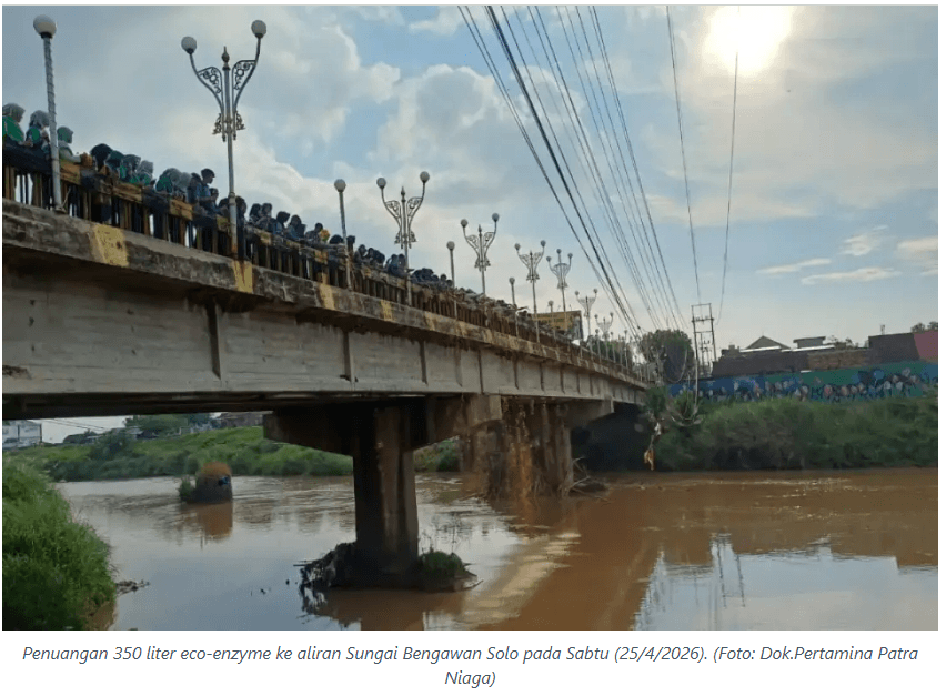 Peringati Hari Bumi, Pertamina Patra Niaga FT Madiun Tuang Ratusan Liter Eco-Enzyme di Bengawan Solo