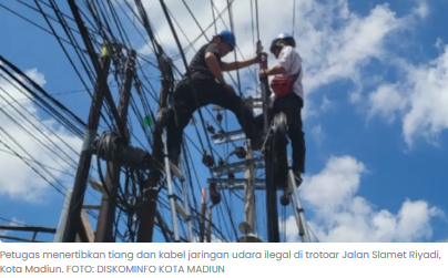 Tiang Kabel Ilegal di Kota Madiun Dibabat, Trotoar Jalan Slamet Riyadi Rusak