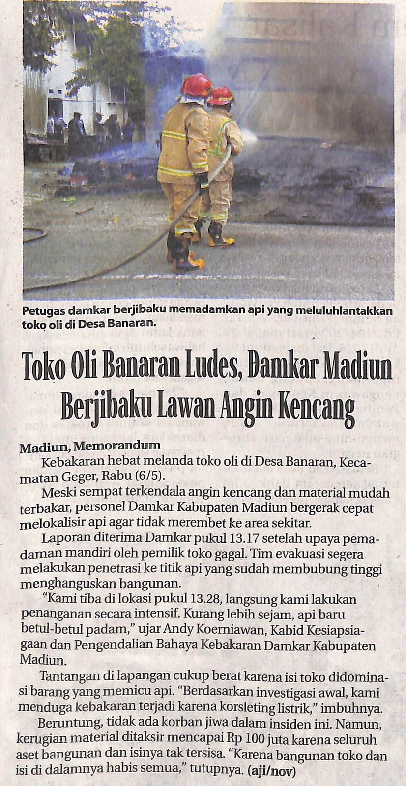 Toko Oli Banaran Ludes, Damkar Madiun Berjibaku Lawan Angin Kencang
