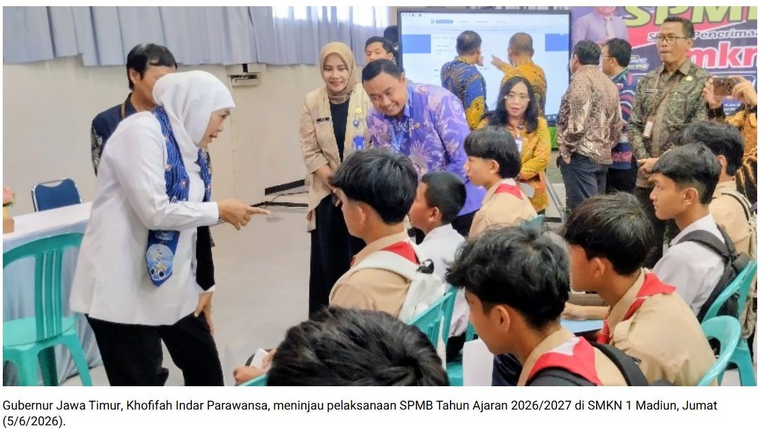 Gubernur Khofifah Tinjau SPMB di SMKN 1 dan SMAN 4 Madiun, Pastikan Proses Verifikasi Berjalan Lancar