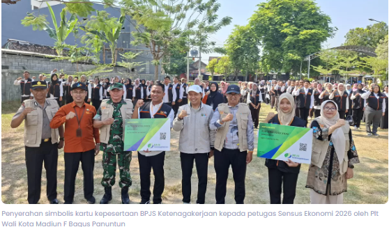 Plt Wali Kota Madiun Serahkan Simbolis Kartu Kepesertaan BPJS Ketenagakerjaan Kepada Petugas Sensus Ekonomi 2026