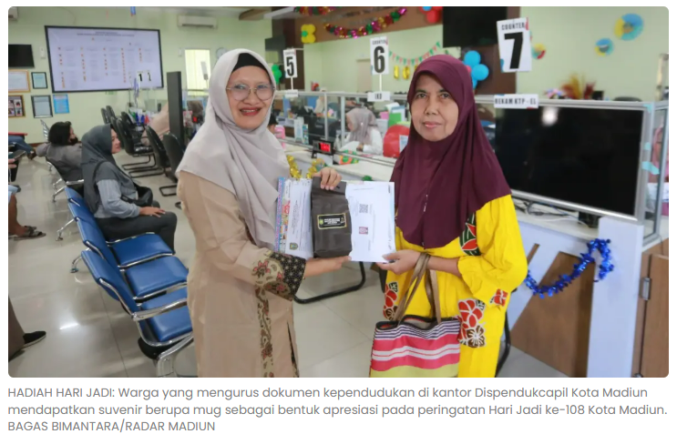 Hari Jadi ke-108 Kota Madiun, Dispendukcapil Tetap Buka dan Bagi Suvenir untuk Warga