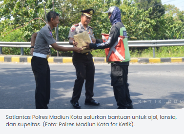 Satlantas Polres Madiun Kota Salurkan Bansos untuk Pengemudi Ojol dan Lansia