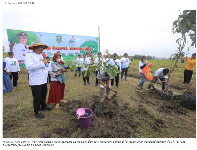 Bayi pun Ikut ”Menanam” Pohon di Kota Madiun