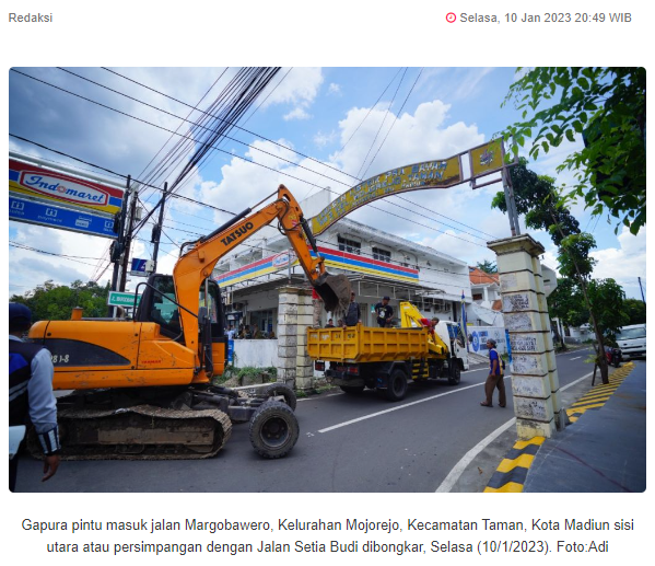 Mengganggu Akses Jalan, Gapura Margobawero Madiun Dibongkar