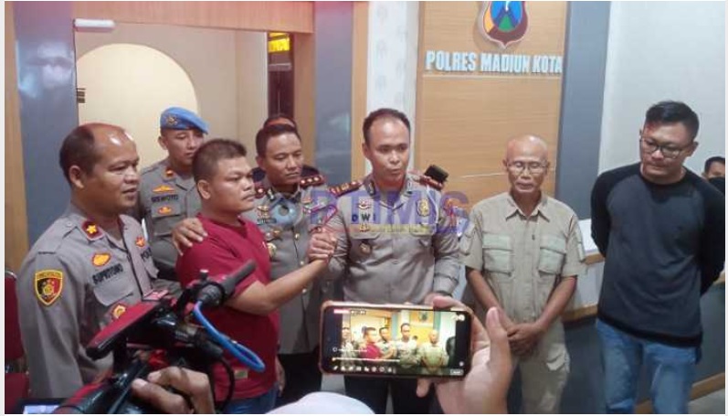 Jabat Tangan Erat, Kasatlantas Polres Madiun Kota Dengan Wartawan Berdamai