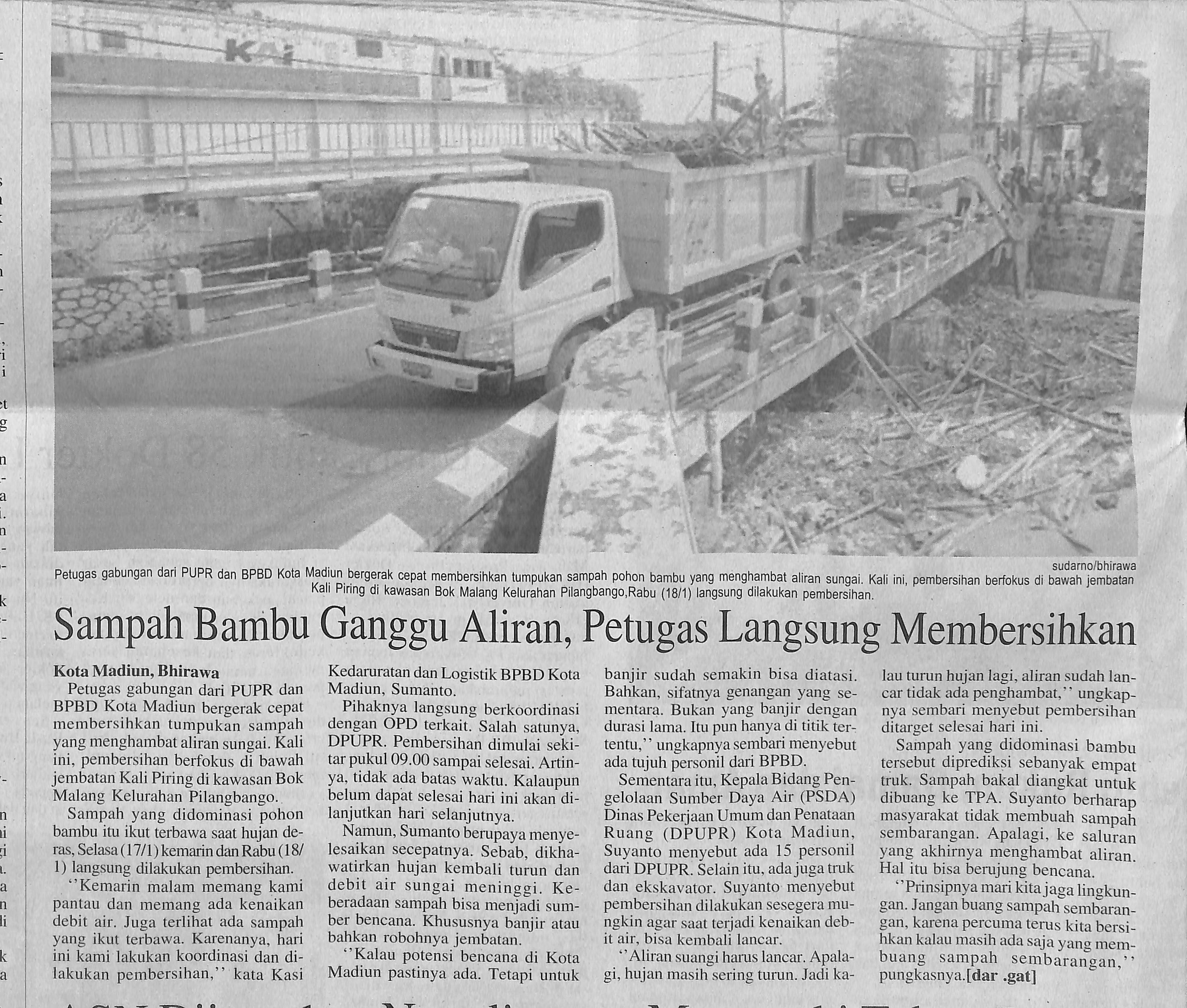 Sampah Bambu Ganggu Aliran, Petugas Langsung Membersihkan
