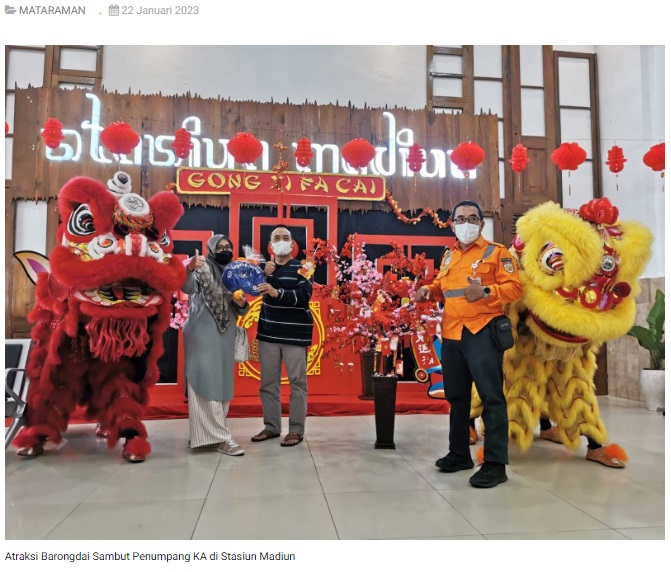 Rayakan Tahun Baru Imlek 2574, Atraksi Barongsai Sambut Penumpang KA di Stasiun Madiun