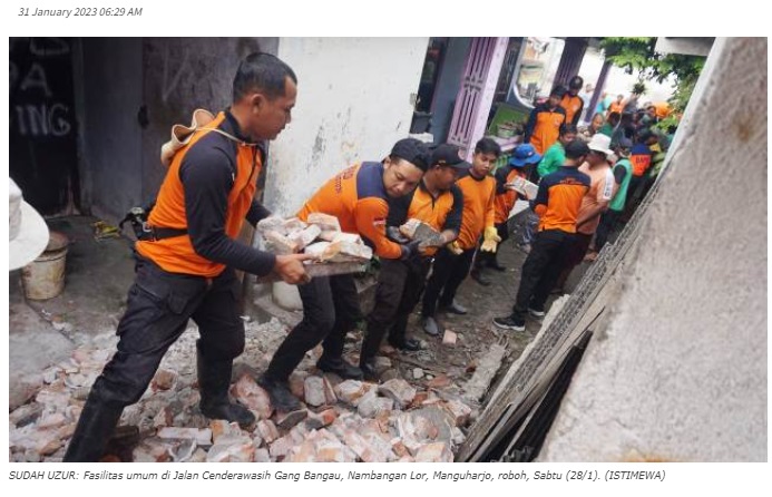 Fasum di Atas Kali Mendadak Roboh