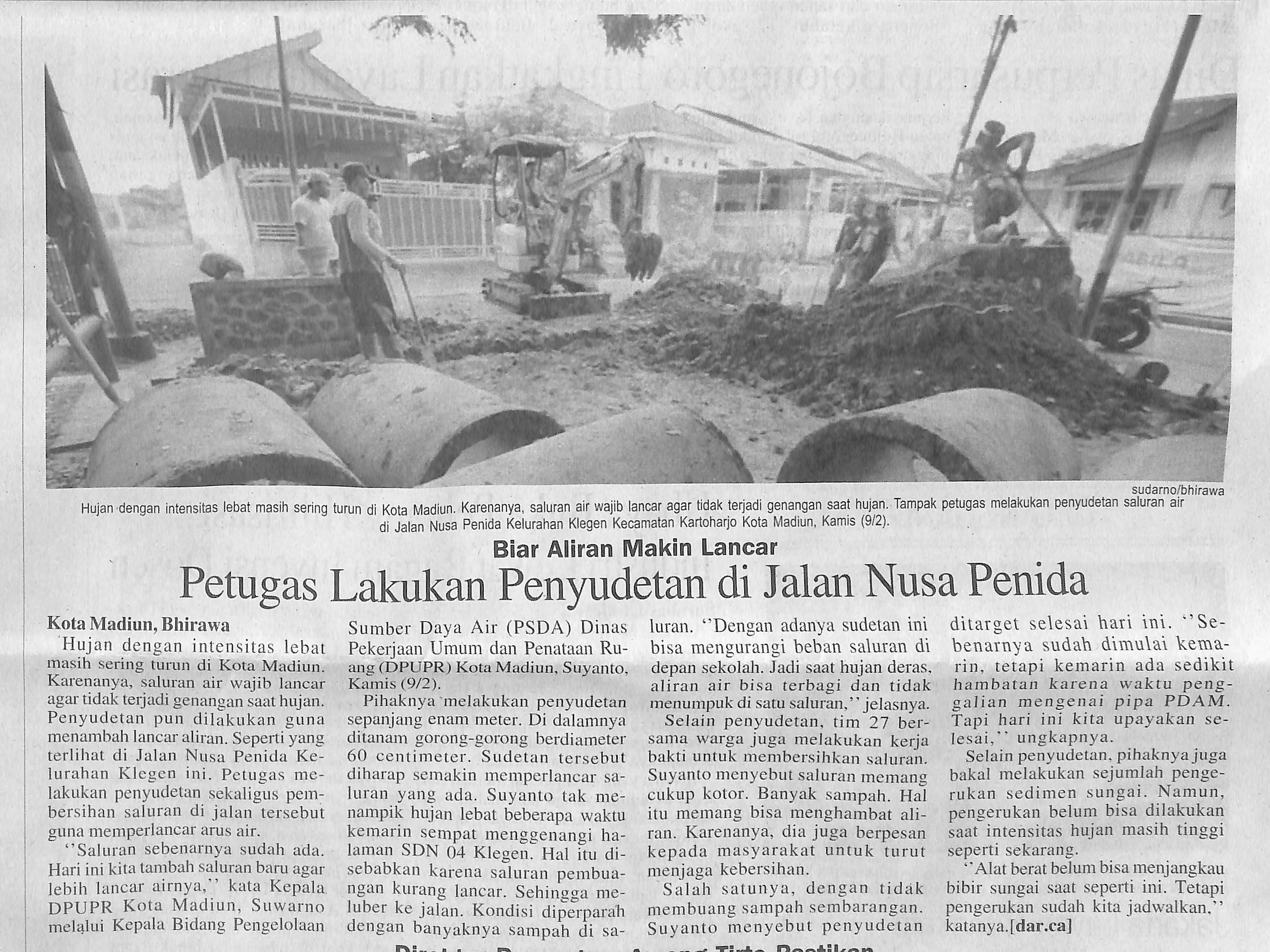 Biar Aliran Semakin Lancar, Petugas Lakukan Penyudetan di Jalan Nusa Penida