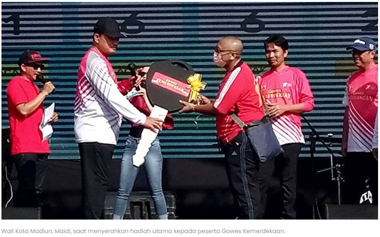 Wali Kota Madiun Serahkan Hadiah Utama saat Gowes Kemerdekaan