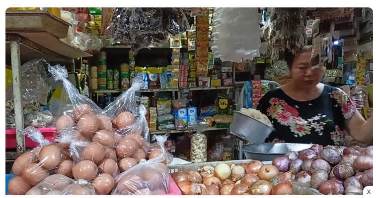 Harga Telur Dinilai Ugal-ugalan, Pedagang Pasar Madiun Mengeluh kerena Pembeli Turun