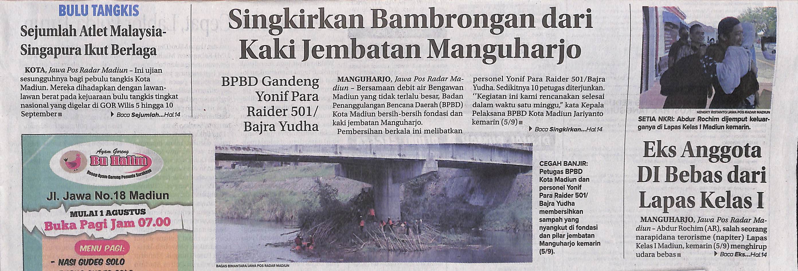 Singkirkan Bambrongan Dari Kaki Jembatan Manguharjo, BPBD Gandeng Yonif Para Raider 501/ Bajra Yudha