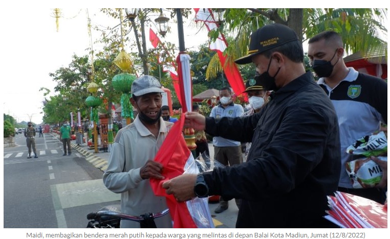 Jelang HUT RI Ke-77, Wali Kota Madiun Bagikan 5000 Dan Ganti Bendera Usang