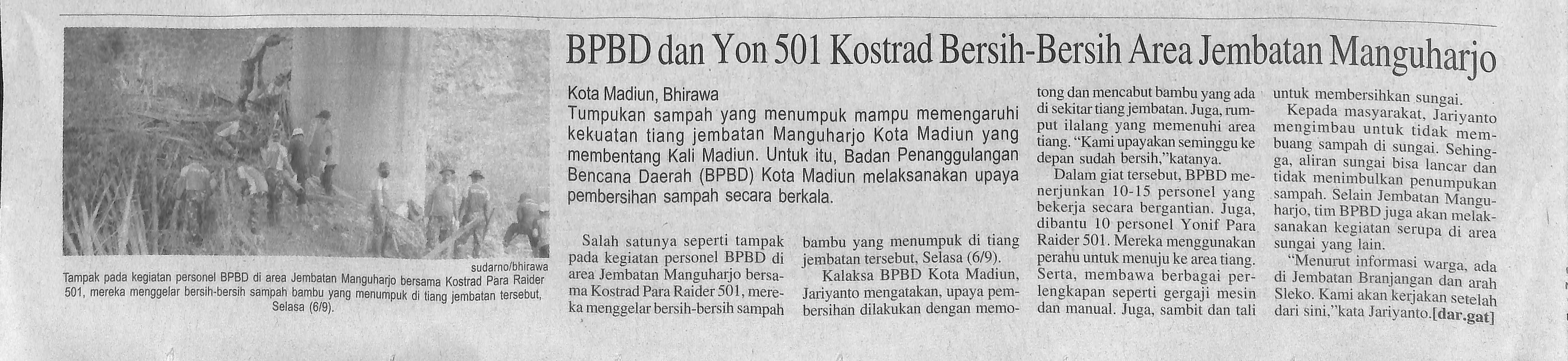 BPBD dan Yon 501 Kostrad Bersih-Bersih Area Jembatan Manguharjo