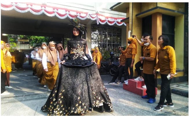 Puncak HUT ke 69 SMA Negeri 2 Madiun, Siswa-Siswi Keliling Kota Unjuk Kreatifitas