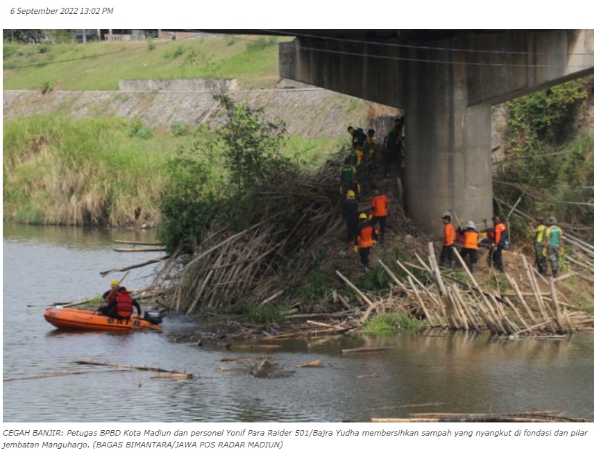 Singkirkan Bambrongan dari Kaki Jembatan Manguharjo