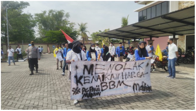 Di Madiun, Mahasiswa Unjuk Rasa Tolak Kenaikan BBM
