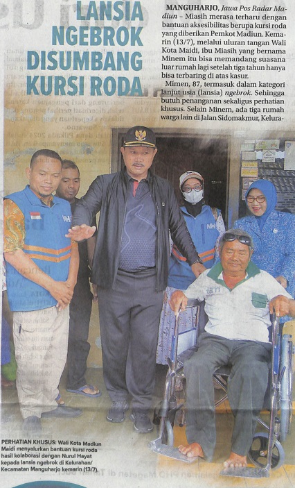 Lansia Ngebrok Disumbang Kursi Roda