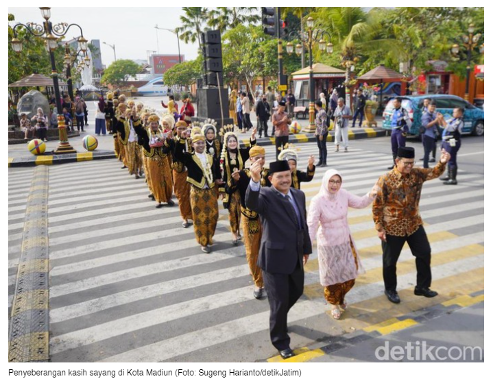 Lenggak-lenggok Bak Model di Penyeberangan Kasih Sayang Kota Madiun