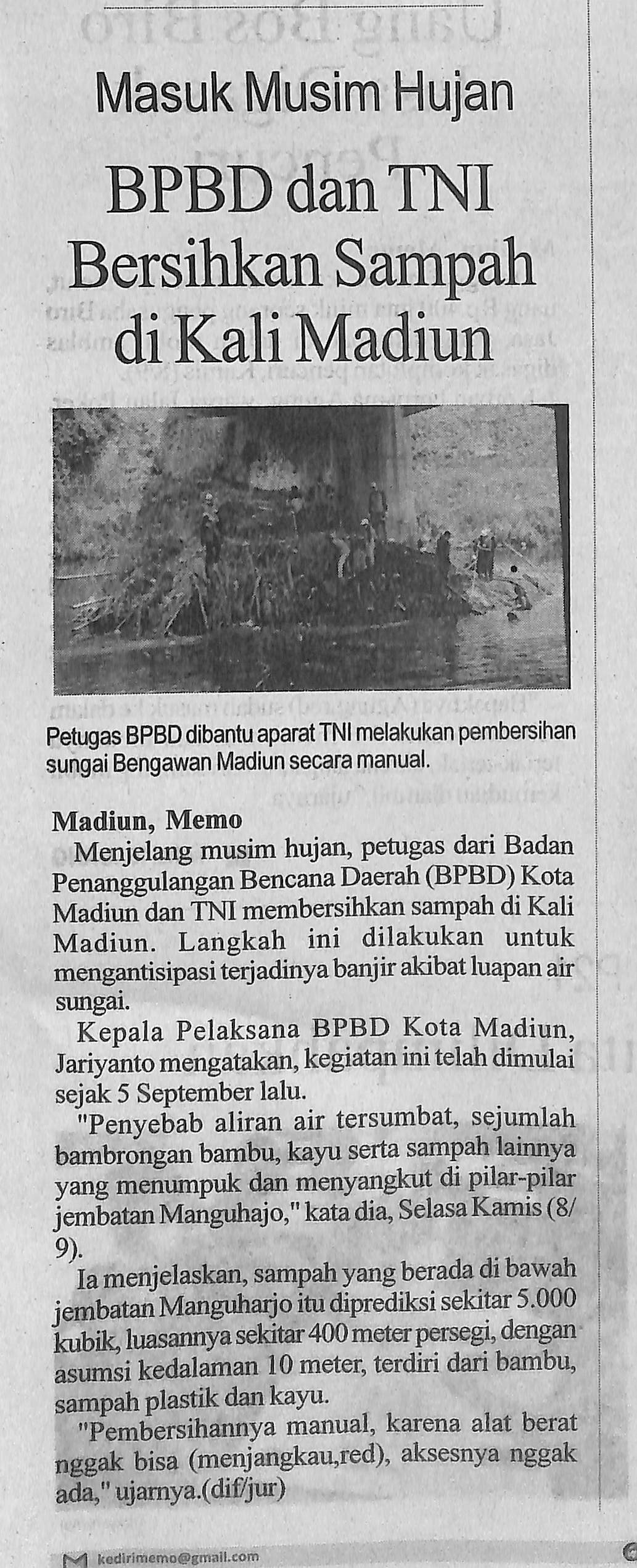 Masuk Musim Hujan, BPBD dan TNI Bersihkan Sampah di Kali Madiun