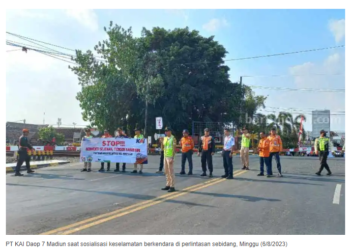KAI Daop 7 Madiun Sosialisasikan Keselamatan Berkendara di Perlintasan Sebidang