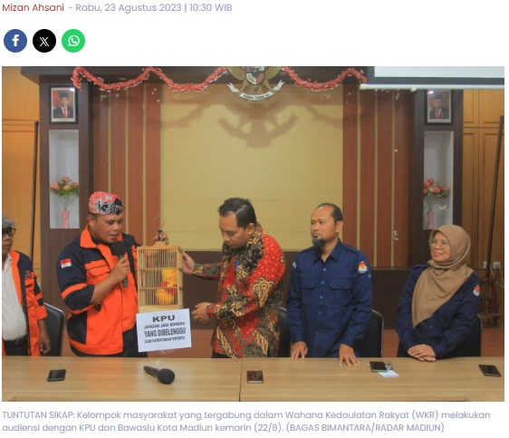 Bawaslu Dikado Pisang Mentah dan Karbit, KPU Diberi Sangkar Berisi Boneka