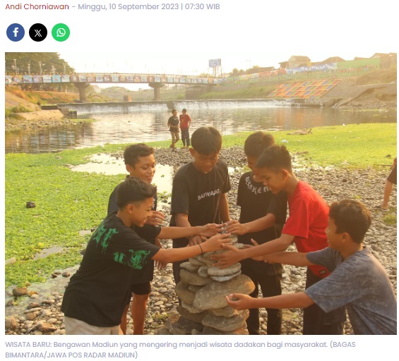 Kawula Muda Nikmati Senja Tenggelam di Bengawan Madiun