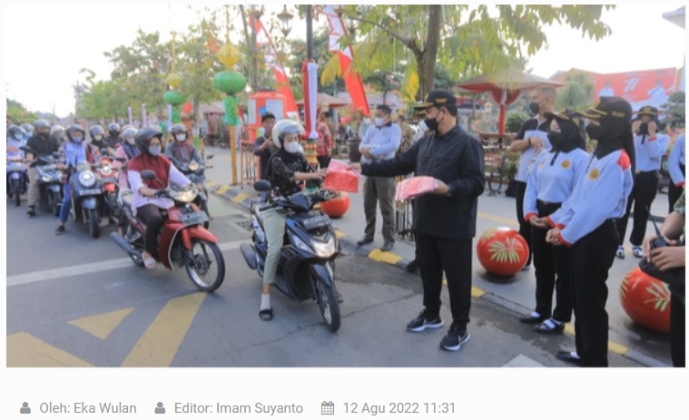 Walikota Madiun Bagi-Bagi Ribuan Bendera Merah Putih