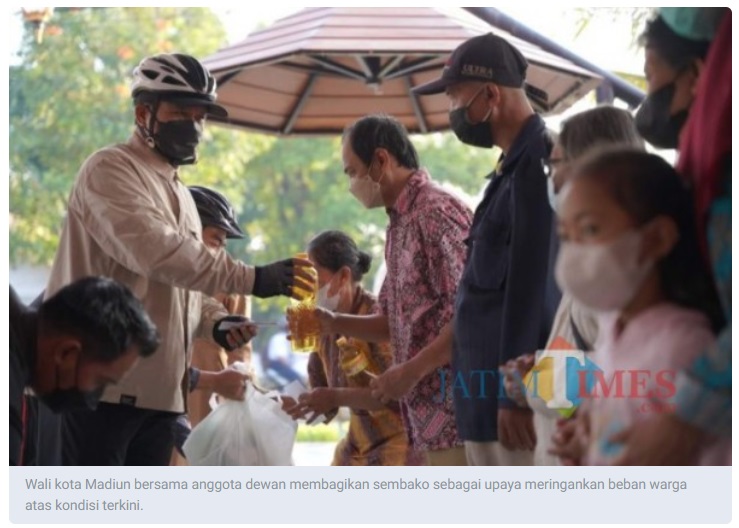 Ringankan Dampak Kenaikan Harga BBM, Wali Kota Madiun dan Anggota Dewan Bagi-Bagi Sembako