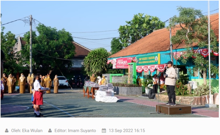 Serahkan Kain Seragam Gartis, Walikota Madiun : Dijahitkan di Dalam Kota