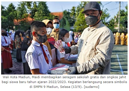 Tekan Inflasi, Wali Kota Bagikan Seragam Gratis dan Ongkos Jahit Untuk Siswa