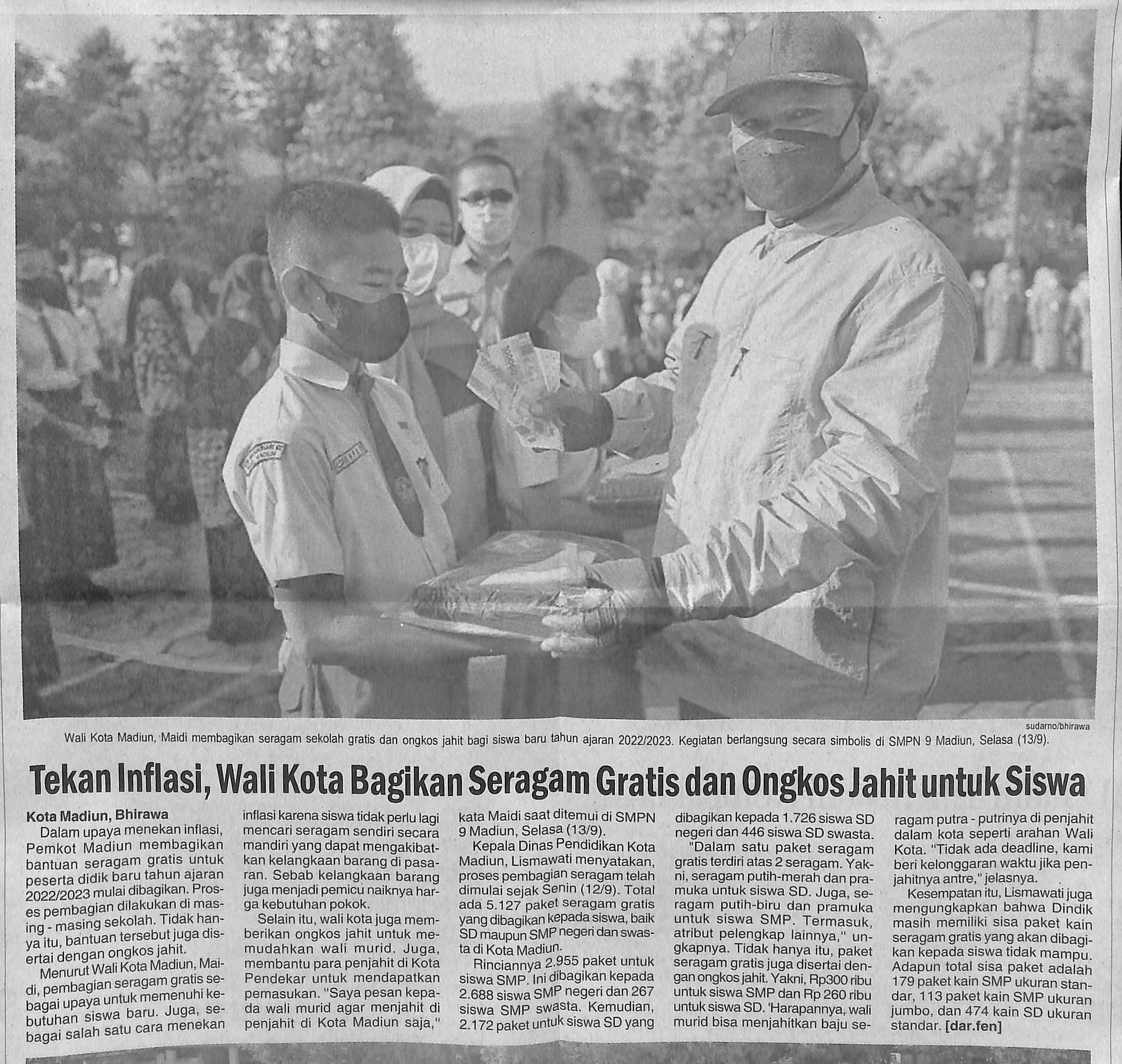 Tekan Inflasi, Wali Kota Bagikan Seragam Gratis dan Ongkos Jahit untuk Siswa