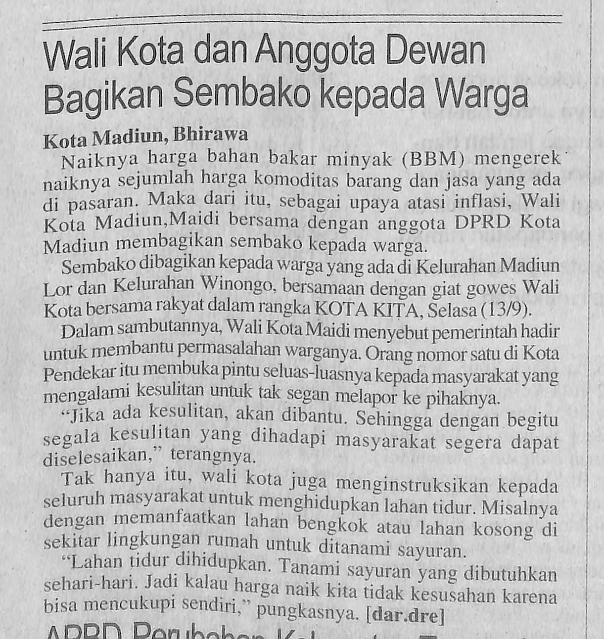 Wali Kota dan Anggota Dewan Bagikan Sembako kepada Warga