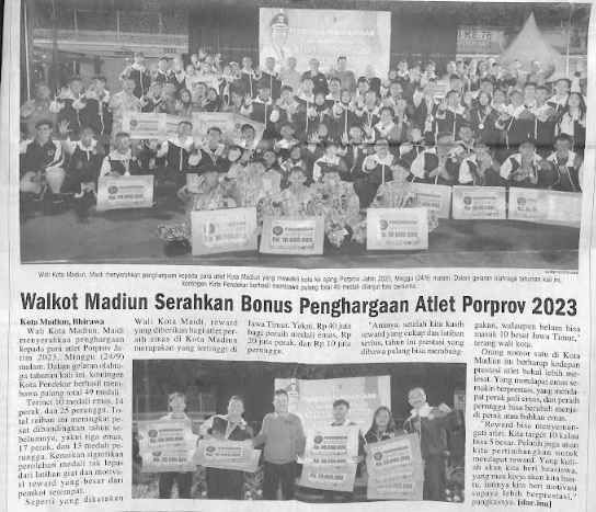 Walkot Madiun Serahkan Bonus Penghargaan Atlet Porprov 2023