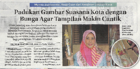 Myartin Indriawatie, Raup Cuan dari Kerajinan Lukisan Kaca, Padukan Gambar Suasana Kota dengan Bunga Agar Tampilan Makin Cantik