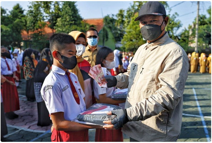 Tekan Inflasi Dampak BBM Naik, Walikota Madiun Bagikan Seragam dan Ongkos Jahit