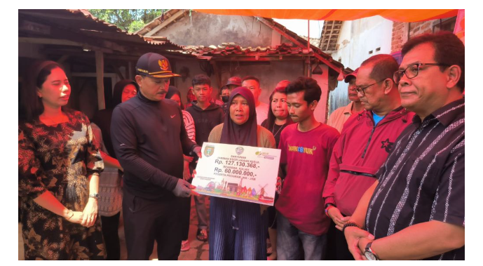 Walikota Madiun Serahkan Santunan Bagi Ahli Waris Tenaga Upahan Sebesar Rp 187 Juta