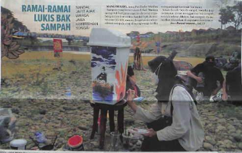 Ramai-ramai Lukis Bak Sampah, Sandal Japit Ajak Warga Jaga Kebersihan Sungai Ramai-ramai Lukis Bak Sampah, Sandal Japit Ajak Warga Jaga Kebersihan Sungai
