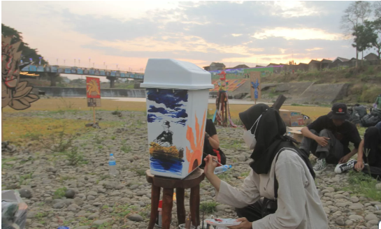 Lukis Bak Sampah di Bantaran, Ajak Warga Jaga Kebersihan