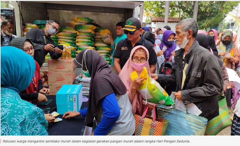 Warga Madiun Berburu Sembako pada Gerakan Pangan Murah