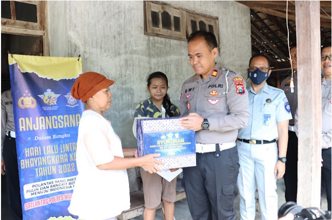 Satlantas Polres Madiun Kota Bantu Korban Laka Lantas